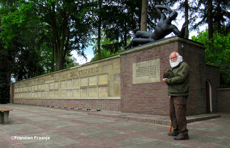 Louis eert op zijn manier onze vrijheidsstrijders bij het Mausoleum in Ede - Foto: ©Fransien Fraanje
