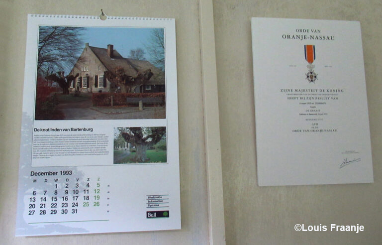 Naast het bekende certificaat hangt één van de vele natuurkalenders die Gerrit de Graaff maakte – Foto: ©Louis Fraanje