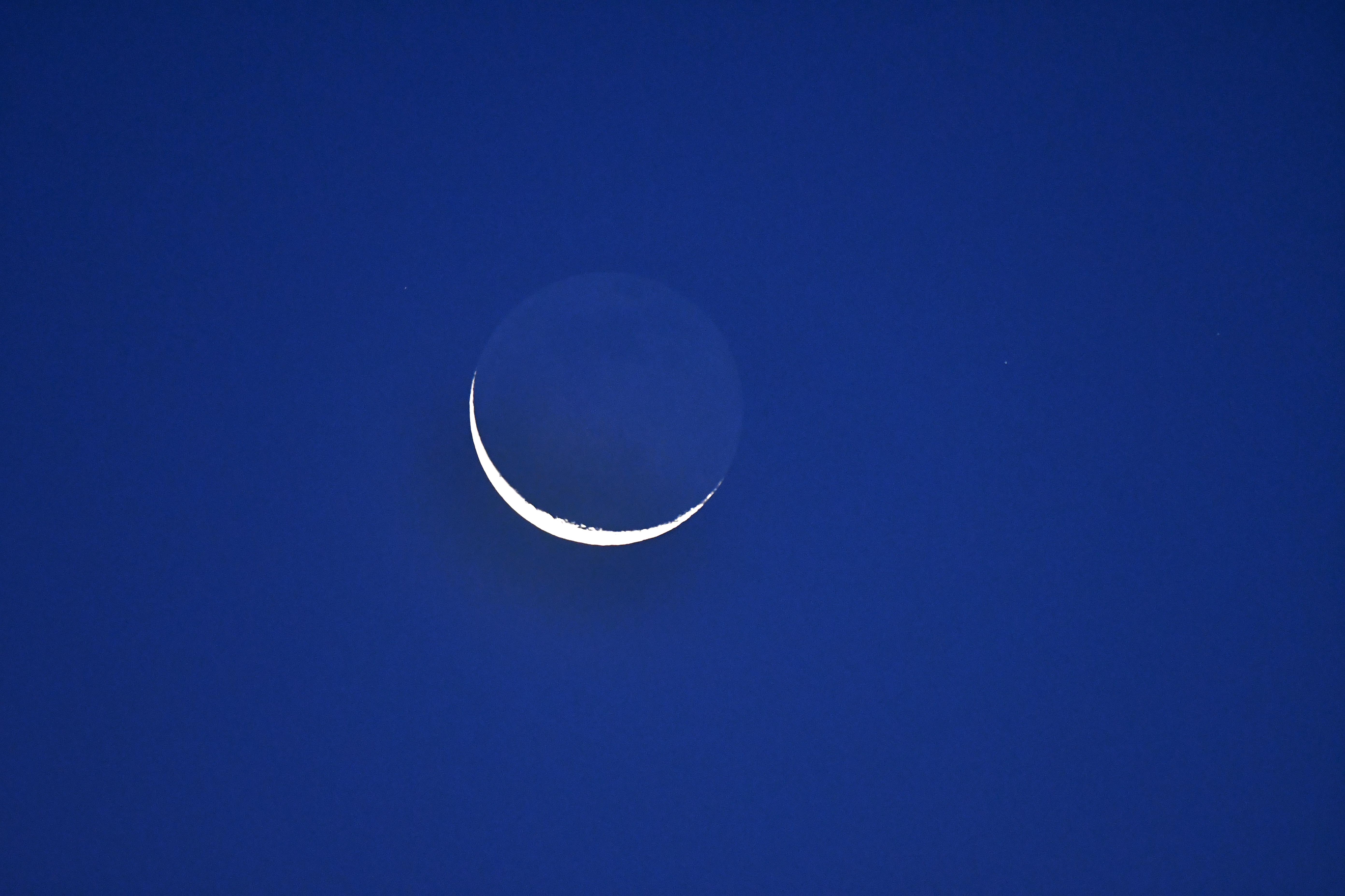 Tegelijkertijd was de maan enkele minuten daarna nog voor 5% zichtbaar aan de ochtendhemel. - Foto: ©Louis Fraanje