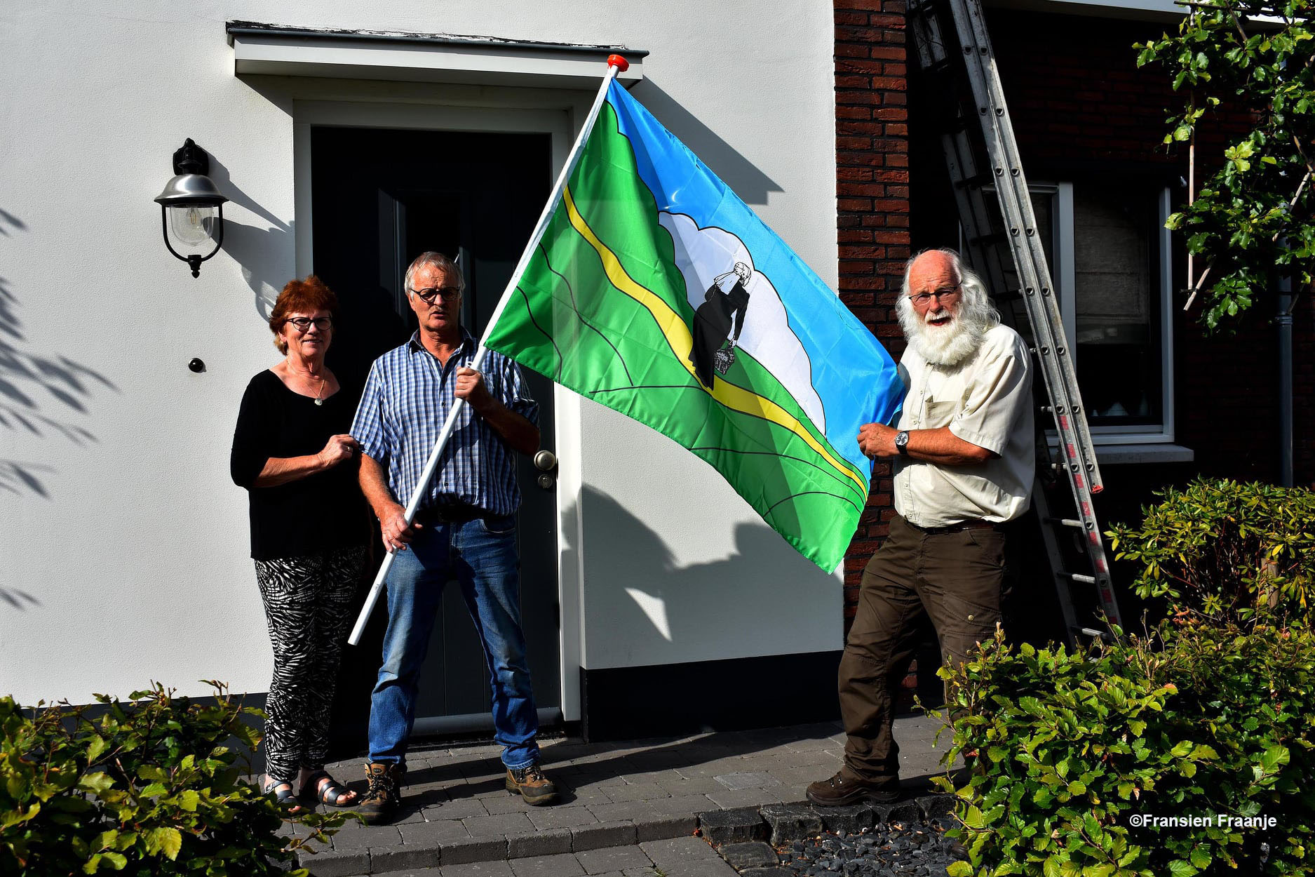 Op 24 augustus 2020 overhandigden wij de Lunterse vlag als welkomstgeschenk voor mijn broer en schoonzus Gert en Janny Fraanje, omdat zij toen inwoners van Lunteren waren geworden. En dus ook juist op deze historische plek, wat nu dus Spoorwiel heet! - Foto: ©Fransien Fraanje