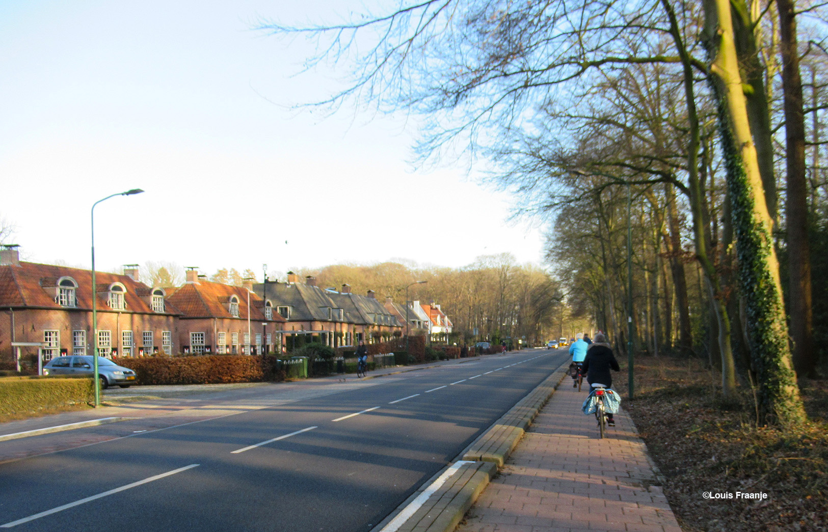 Via de Dorpsstraat met links de prachtige oude huisjes met aan het eind het Gemeentehuis, daar gaan we linksaf over de Ubbeschoterweg - Daatselaarseweg en Nieuwenhuizerweg richting het Nederwoud - Foto: ©Louis Fraanje