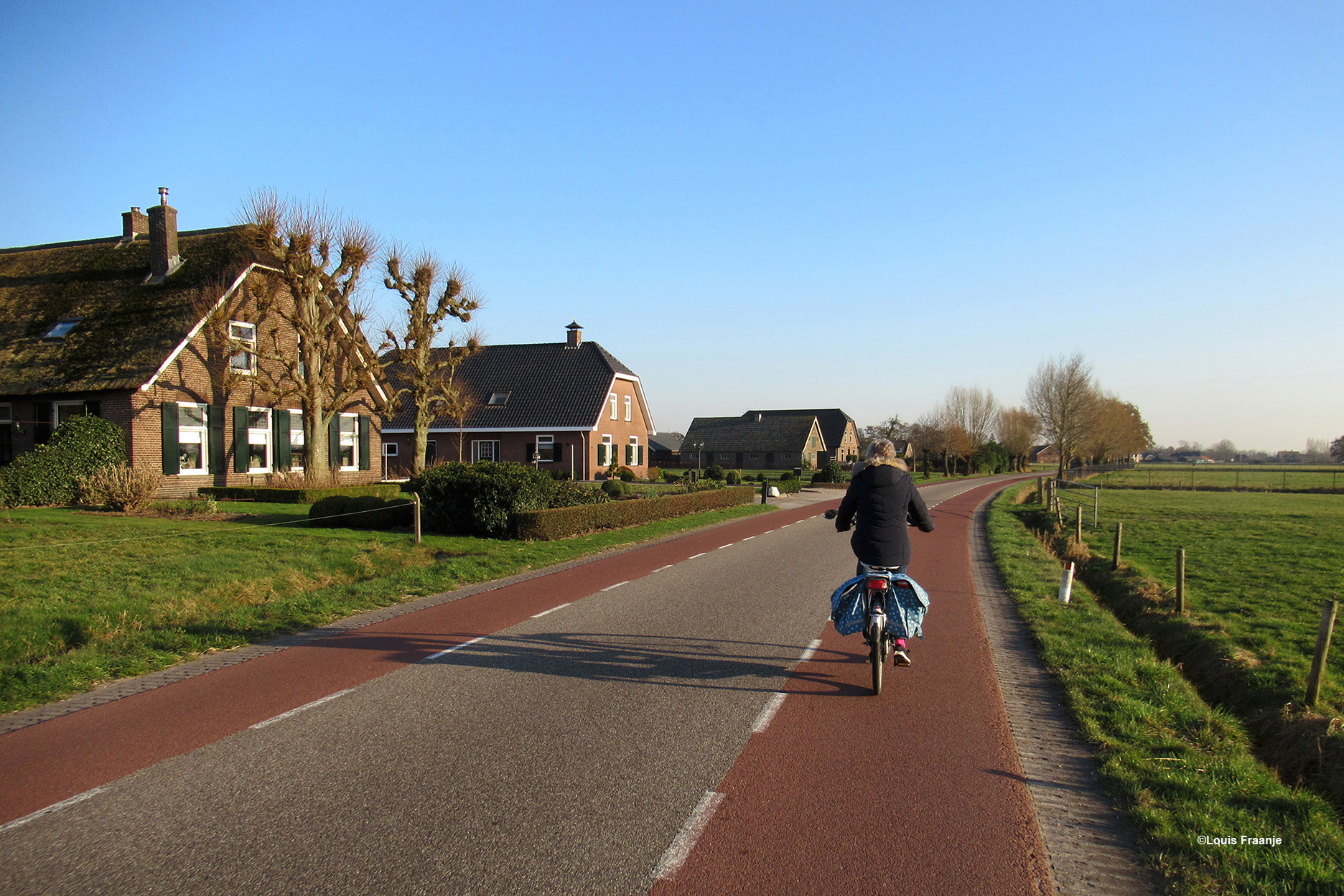 Hier fietsen wij alweer op de Postweg door het boerenlandschap richting Nederwoud - Foto: ©Louis Fraanje