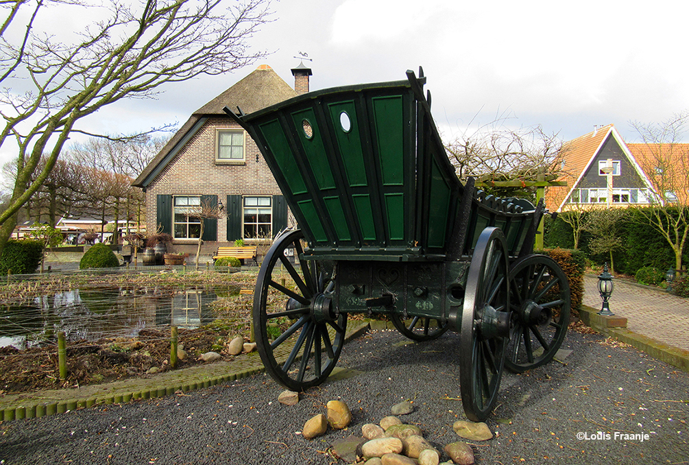 Een prachtige boerenwagen bij de inrit van een woning ergens op de Veluwe - Foto: ©Louis Fraanje