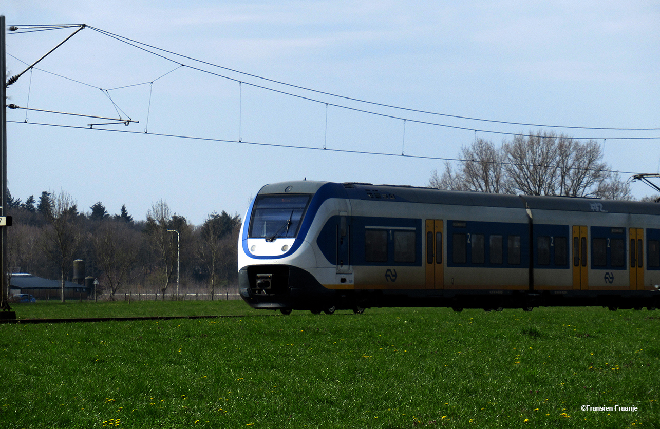 De trein vanaf Veenendaal naar Rhenen bij de overgang in de Zuidelijke-Meentsteeg - Foto: ©Fransien Fraanje