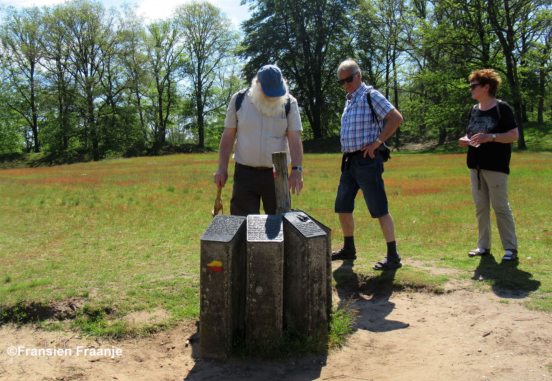 Zo wandel je eigenlijk samen door de geschiedenis van de Veluwe hier bij de Hunneschans - Foto: ©Fransien Fraanje
