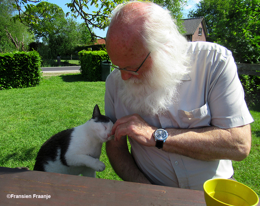 Deze kat voelt zich wel thuis bij Louis op de bank - Foto: ©Fransien Fraanje.