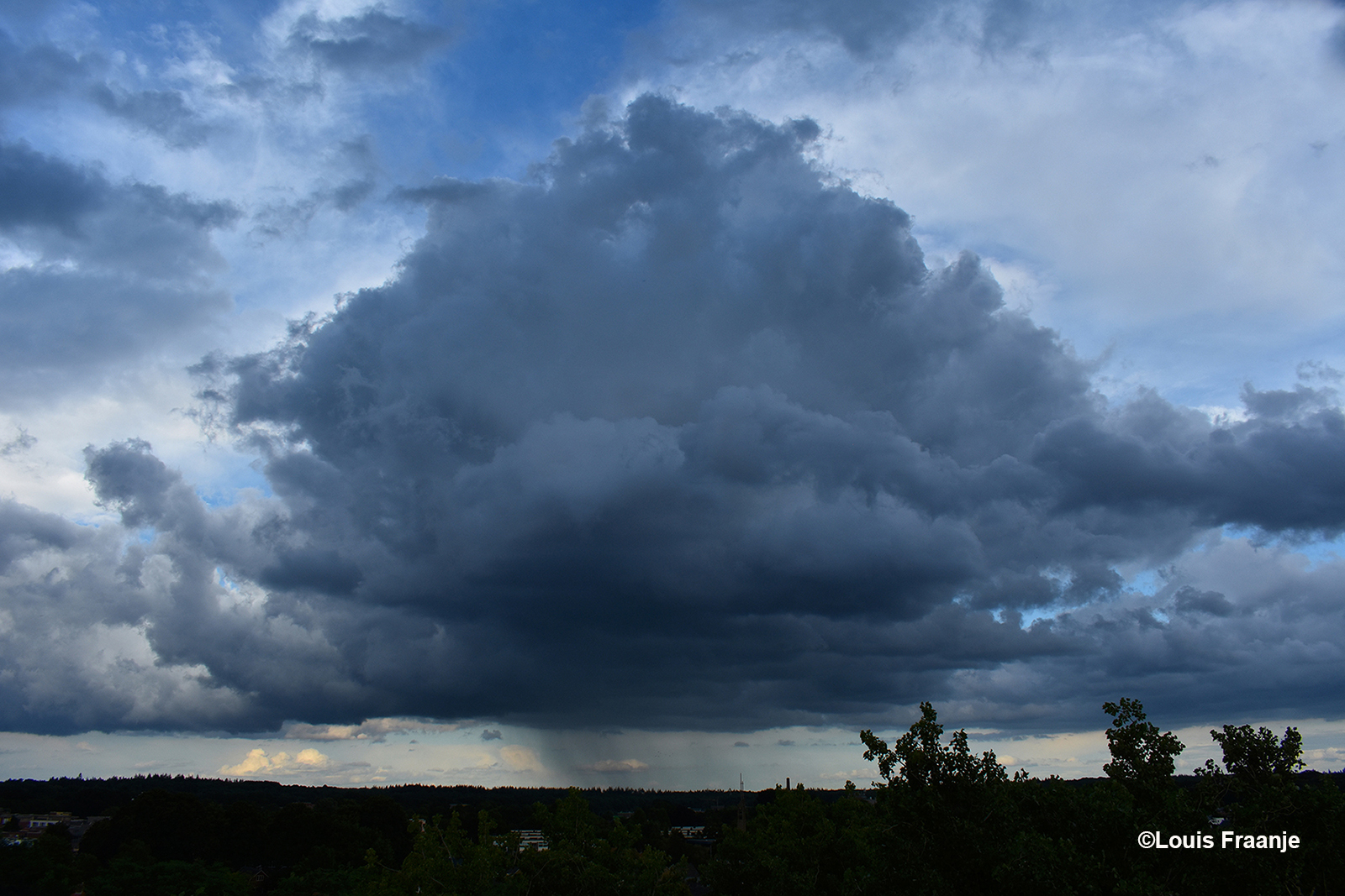 En onderaan deze donkere wolkenmassa trekken de regenbuien aan ons voorbij - Foto: ©Louis Fraanje