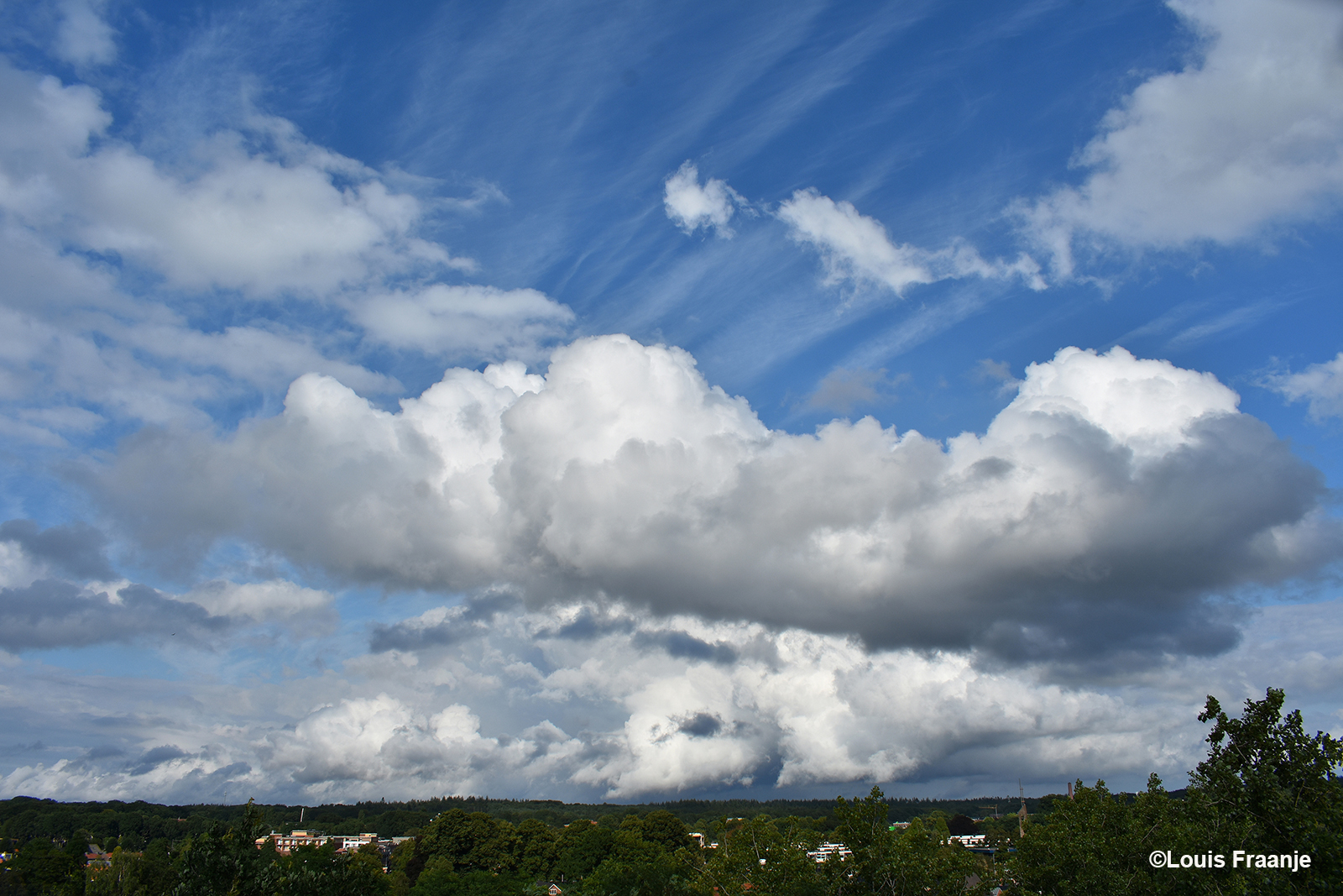 Prachtige wolkenlucht boven de Veluwse bossen bij Ede - Foto: ©Louis Fraanje