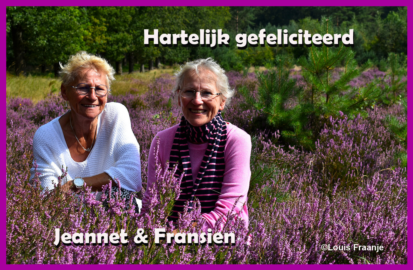 De tweelingzussen Jeannet en Fransien afgelopen zomer in de bloeiende heide - Foto: ©Louis Fraanje