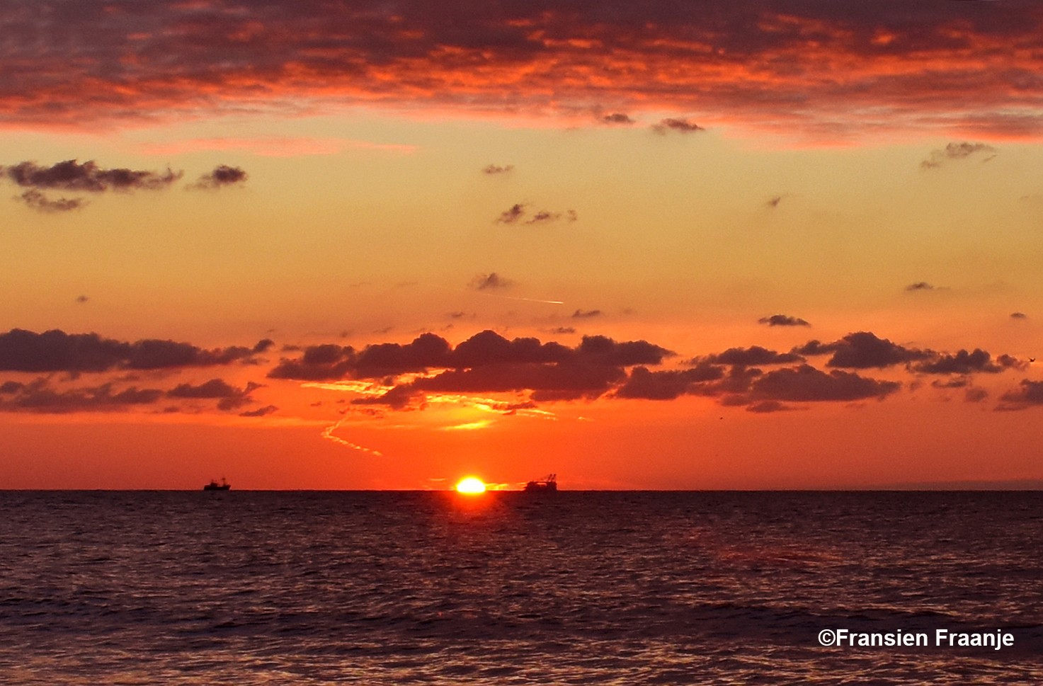 Schepen bij ondergaande zon aan de einder op de Noordzee - Foto: ©Fransien Fraanje