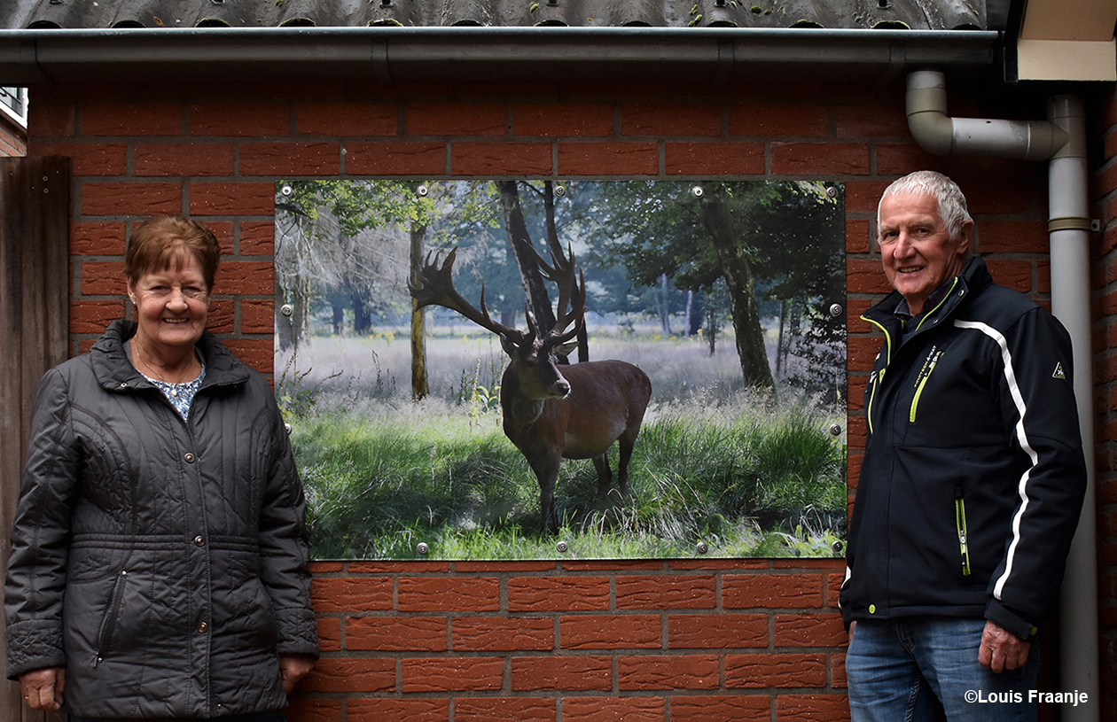 Een stralende Jannie en Florus van den Berg bij hun zo geliefde hert Hubertus - Foto: ©Louis Fraanje