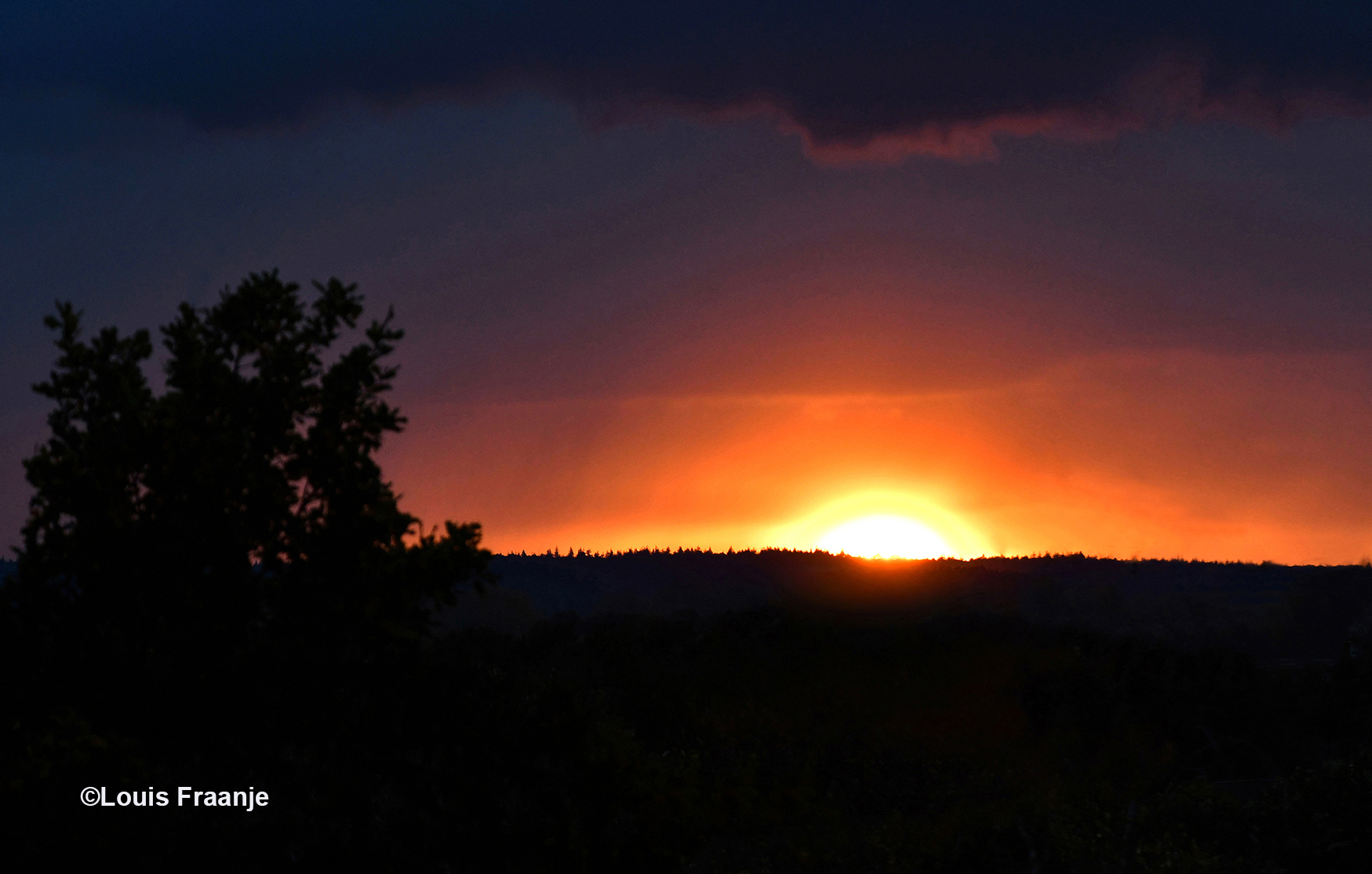 Tegen de avond brak de ondergaande zon door het dichte wolkendek heen - Foto: ©Louis Fraanje