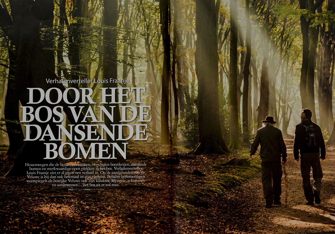 De schrijver Wim Huijser op pad met Louis Fraanje in het Speulderbos op de Veluwe – Foto: ©Andrea Gulickx