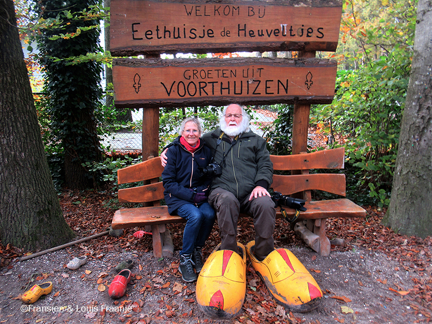 Samen op het bankje bij "De Heuveltjes", dat kun je op je klompen aanvoelen - Foto: ©Frasien & LouisFraanje