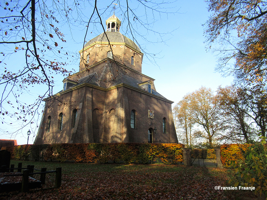 Naast de Koepelkerk ligt nog een oude begraafplaats - Foto: ©Fransien Fraanje