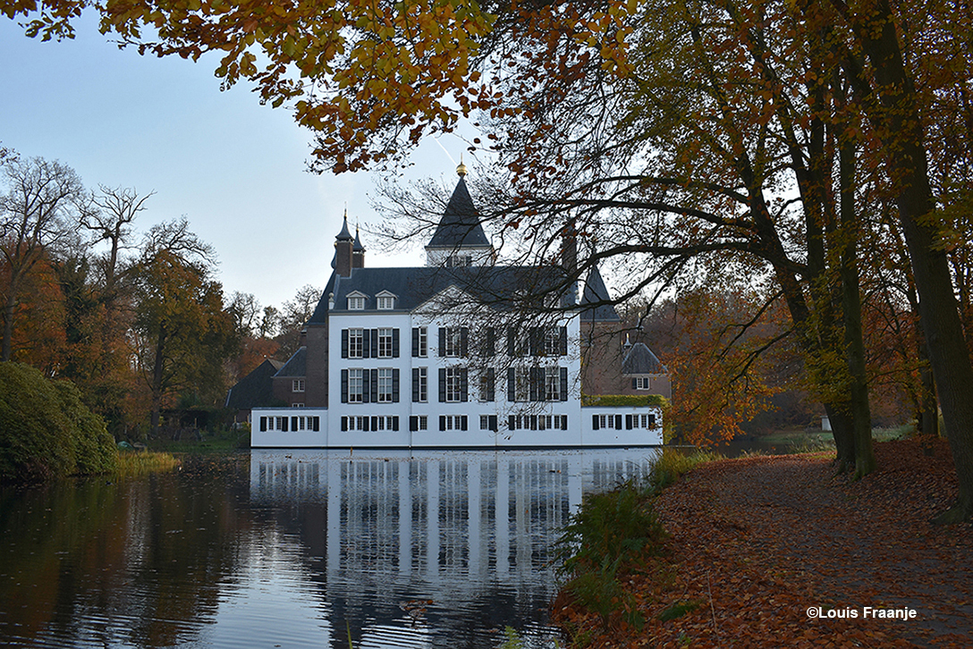 De achterkant van het kasteel is witgepleisterd en weerspiegelt heel mooi in de vijver - Foto: ©Louis Fraanje