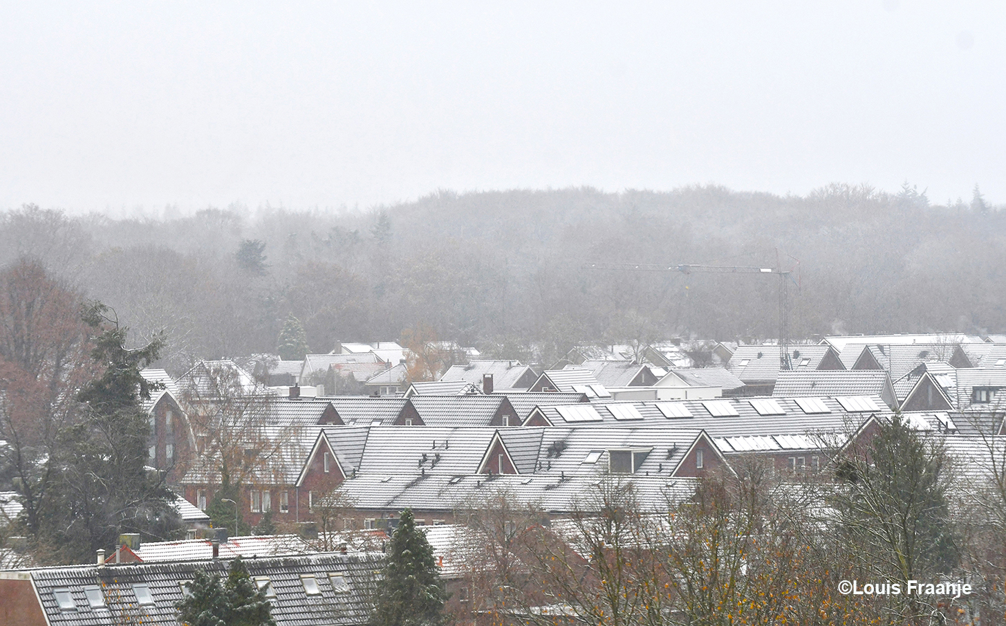 Een witte wereld met sneeuw op de daken in Ede-Zuid - Foto: ©Louis Fraanje