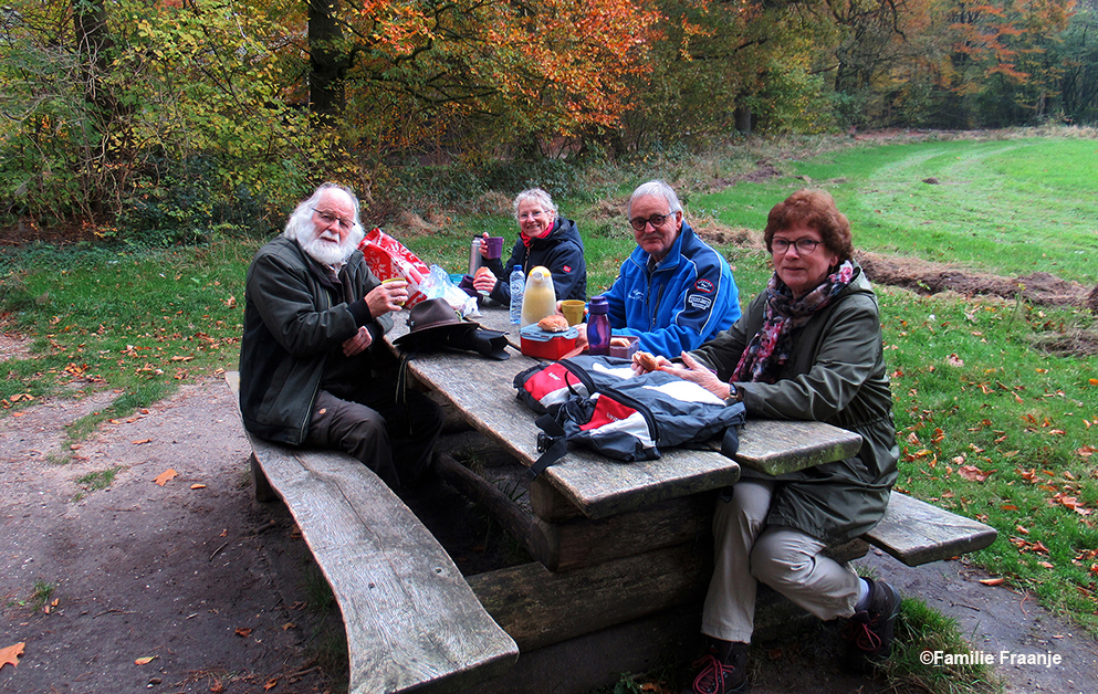 Na de wandeling is het genieten van de eigen koffie en broodjes op de picknickbank bij Boshuis Drie - Foto: ©Familie Fraanje