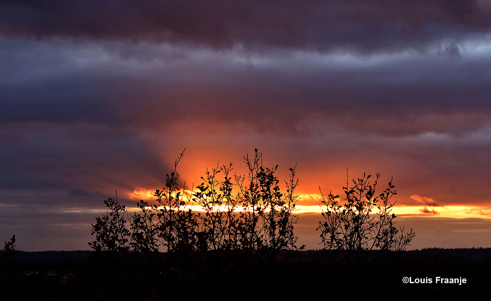 Heel even kwam de ondergaande zon 'stralend' tussen het wolkendek door - Foto: ©Louis Fraanje
