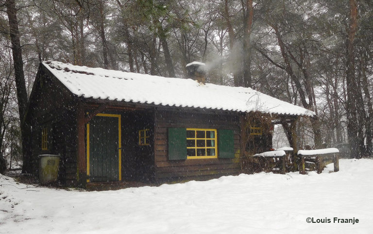Rondom de hut valt nog wat lichte sneeuw en geeft het geheel een sprookjesachtig uiterlijk – Foto: ©Louis Fraanje