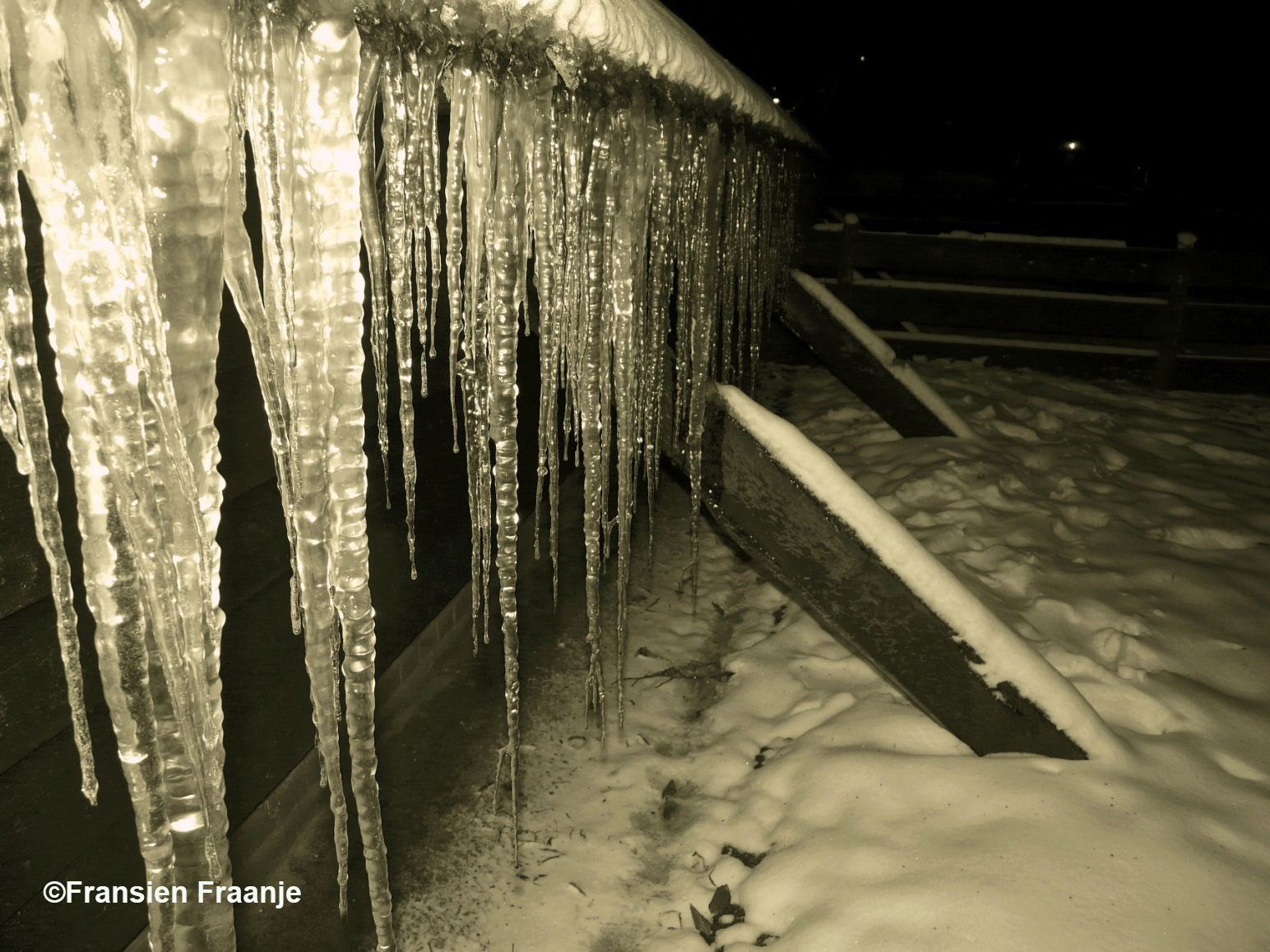 Aan het dak hangen grote ijspegels – Foto: ©Fransien Fraanje