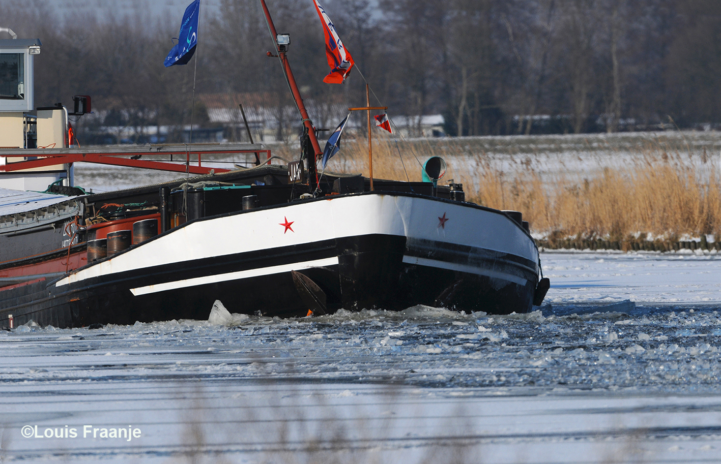 Het vrachtschip baant zich een weg door het ijs van de Arkervaart – Foto: ©Louis Fraanje
