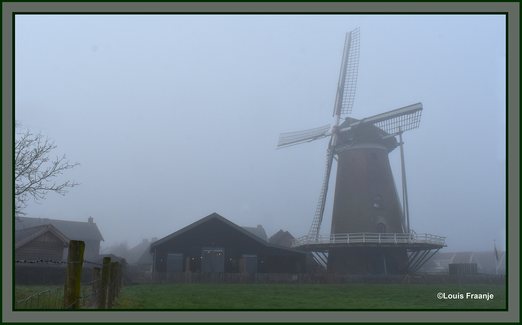 Ook molen De Hoop in Garderen was in nevelen gehuld - Foto: ©Louis Fraanje