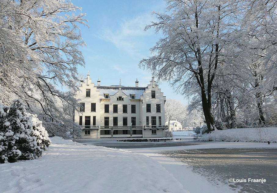 Een witte wereld met een wit kasteel op Staverden - Foto: ©Louis Fraanje