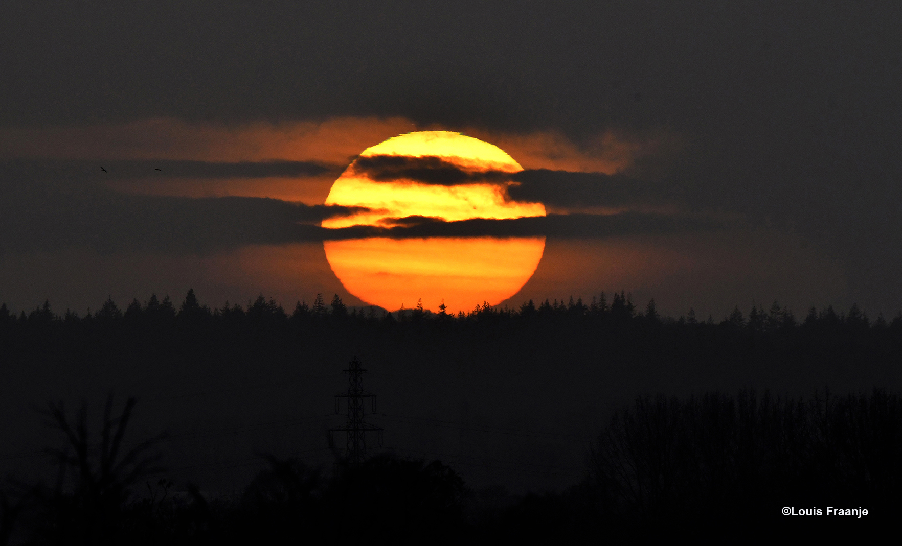 Heel langzaam verdween de ondergaande zon als een goud/gele bal achter de horizon - Foto: ©Louis Fraanje