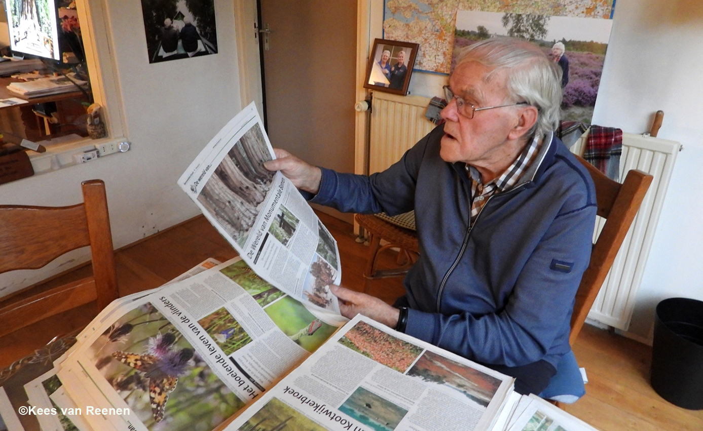 Gerrit de Graaff bladert door zijn schrijfsels voor de Barneveldse Krant - Foto: ©Kees van Reenen