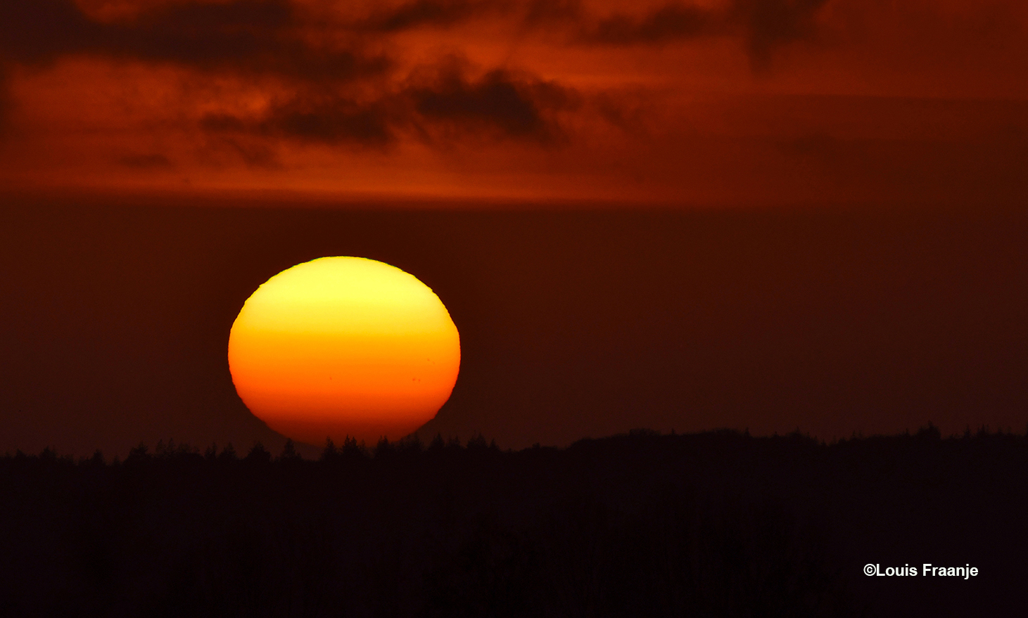 De ondergaande zon verkleurde langzaam tot een gele-oranje ronde bal - Foto: ©Louis Fraanje