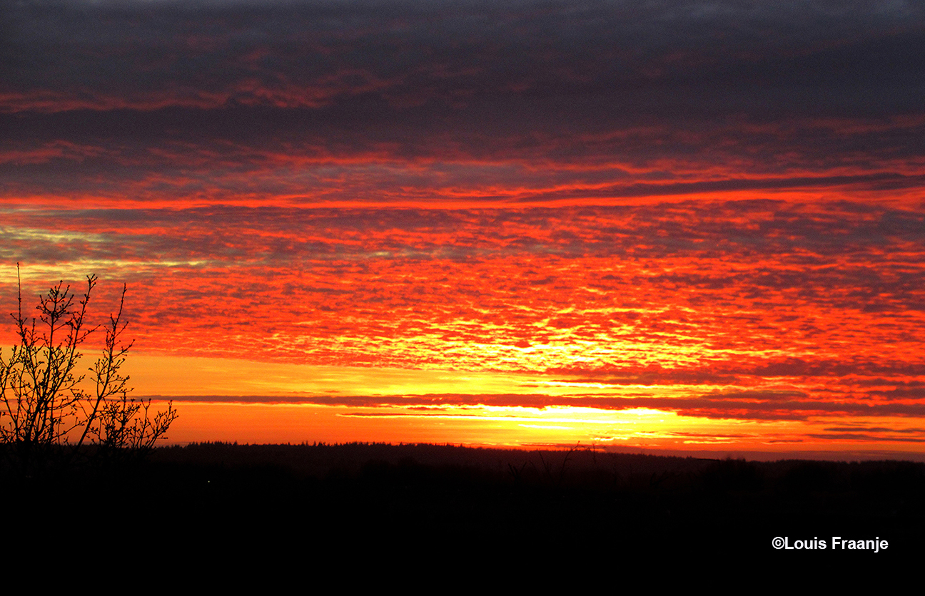 Nadat de zon achter de horizon was verdwenen, veranderde de hemel in een vlammend avondrood - Foto: ©Louis Fraanje