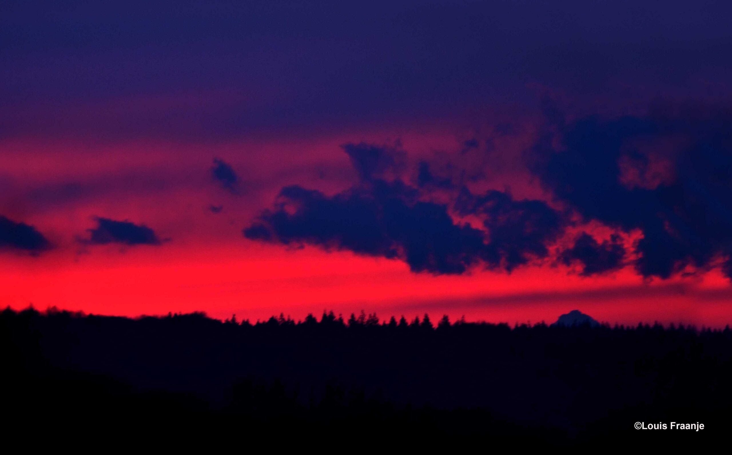 Dan verschijnt aan de horizon een brede opening met daarin een prachtige rode lucht - Foto: ©Louis Fraanje