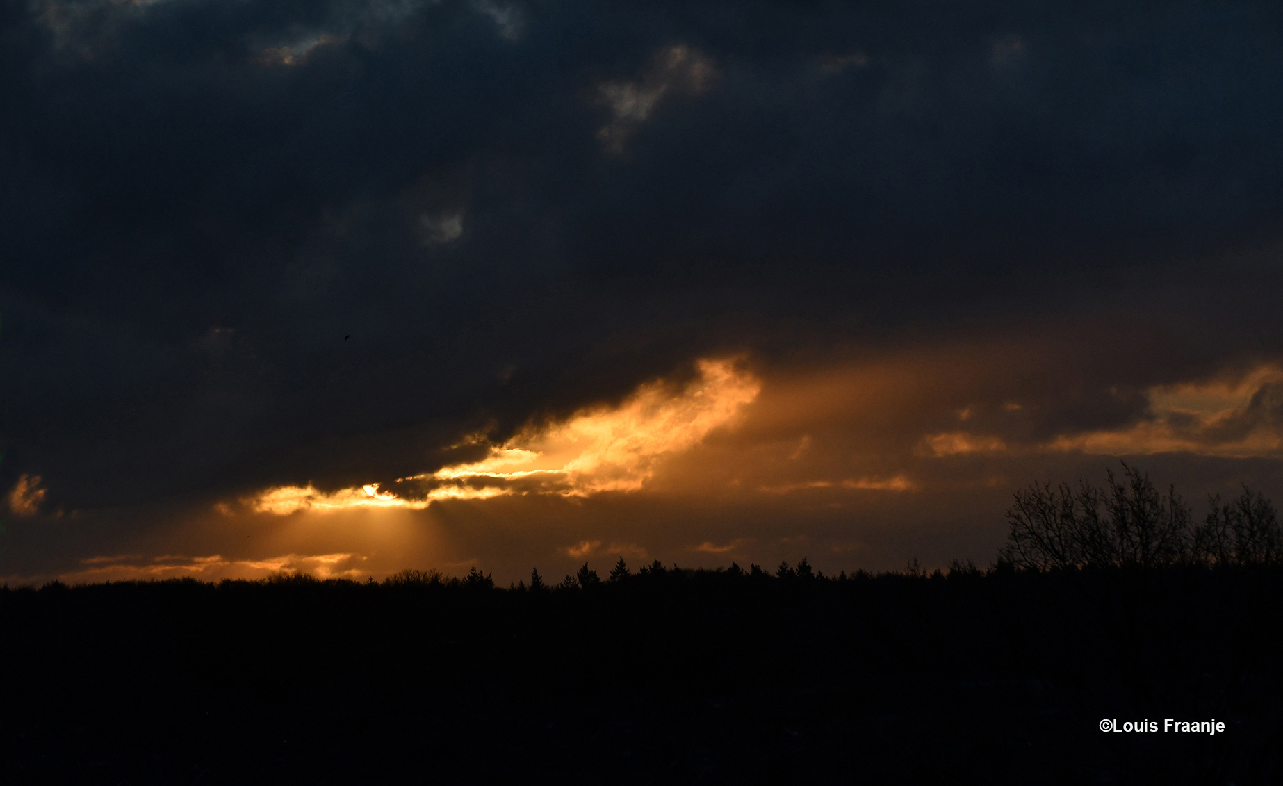 En toen brak het zonlicht dwars door het donkere wolkendek - Foto: ©Louis Fraanje