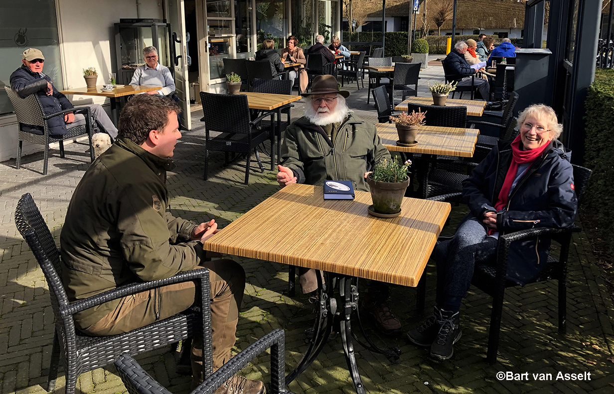 Samen met Patrick van Asselt gezellig op het terras van Restaurant 't Edelhert.- Foto: ©Bart van Asselt