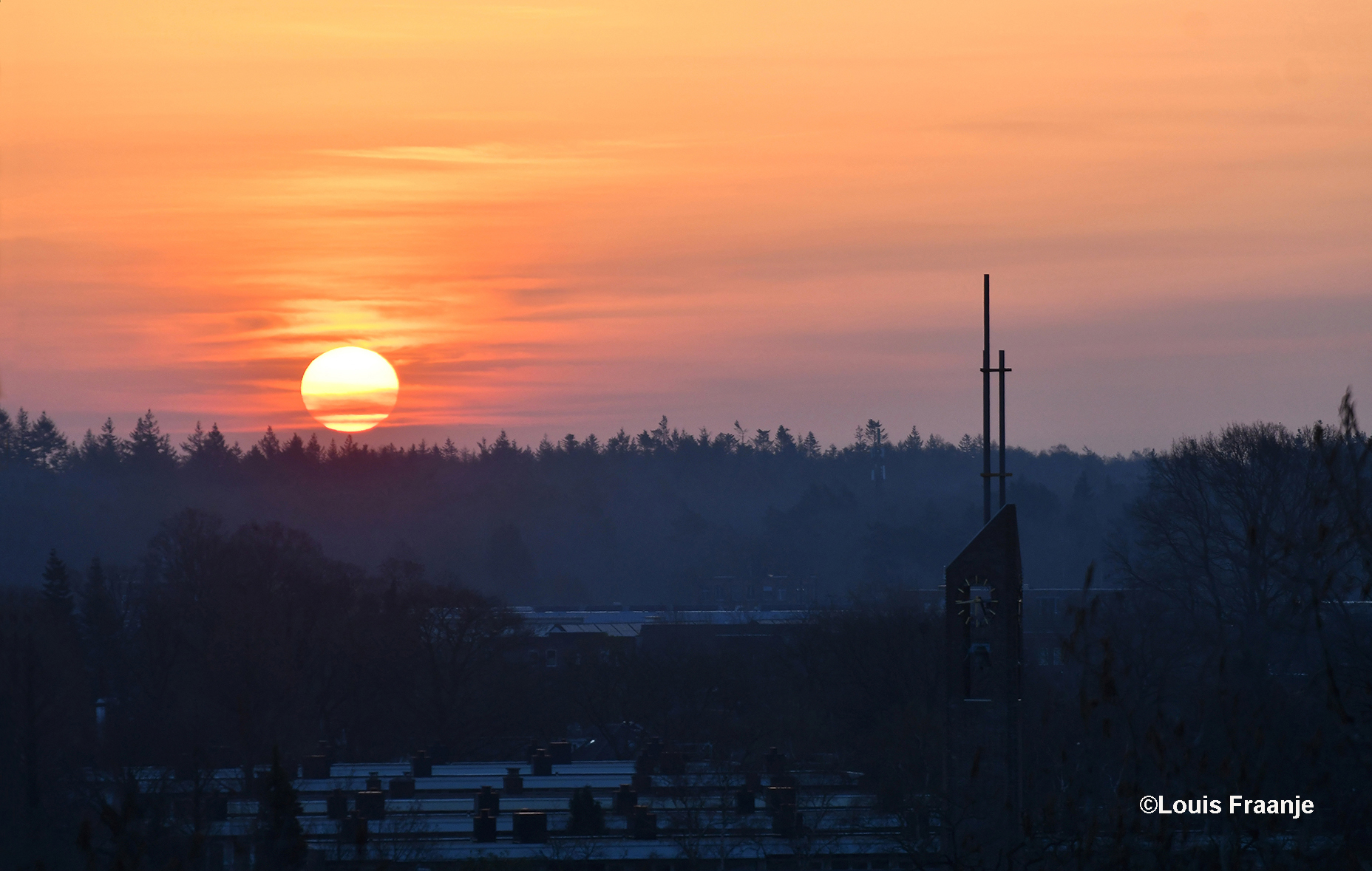 Prachtige zonsopkomst en rechts in beeld is de toren van de Bethelkerk duidelijk zichtbaar - Foto: ©Louis Fraanje
