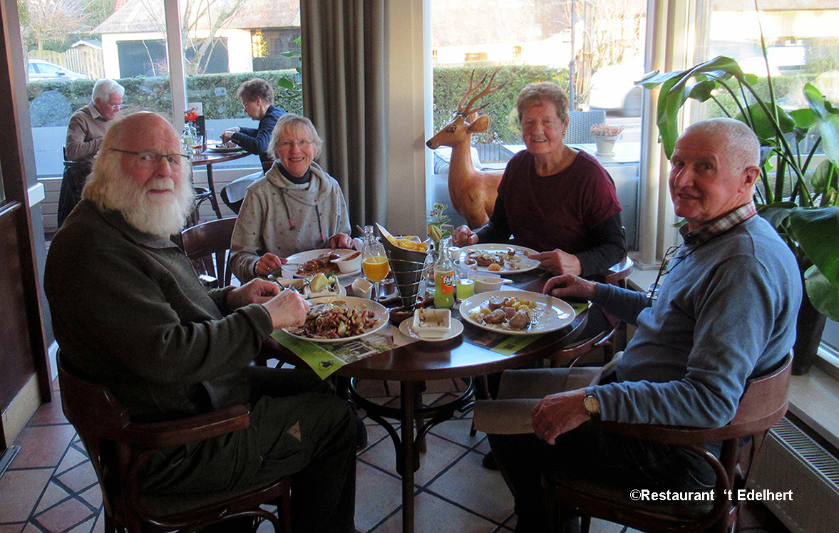En dan na de wandeling samen aan tafel in Restaurant 't Edelhert in Elspeet, waar we genoten van een heerlijke 'warme' hap, die wij iedereen met recht 'warm' aan kunnen bevelen! - Foto: ©Restaurant 't Edelhert