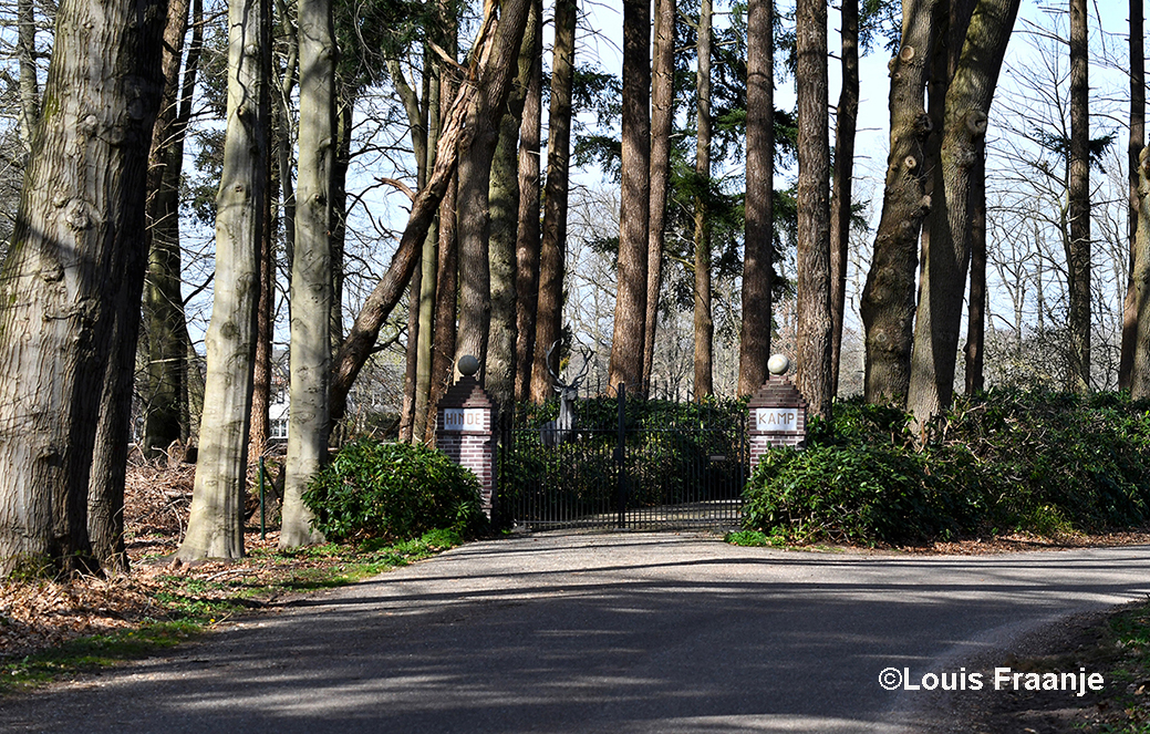 Onderweg passeren we de prachtige hoofdingang van het Landgoed Hindekamp - Foto: ©Louis Fraanje