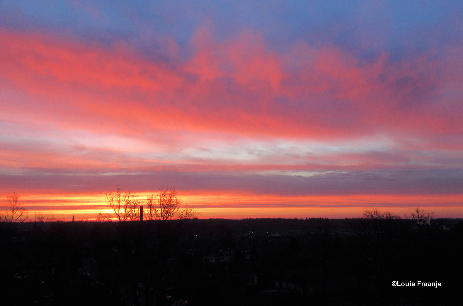Een vlammend morgenrood kleurde de ochtendhemel boven de horizon van Ede-Zuid - Foto: ©Louis Fraanje