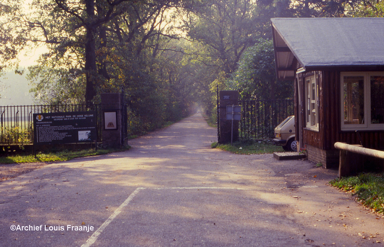 De ingang bij Hoenderloo van NP De Hoge Veluwe, gefotografeerd in 1986 - Foto: ©Archief Louis Fraanje