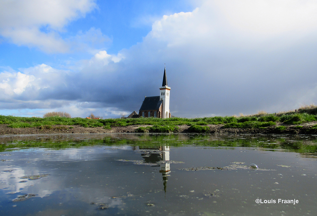 Prachtige weerspiegeling van het Kerkje in Den Hoorn - Foto: ©Louis Fraanje