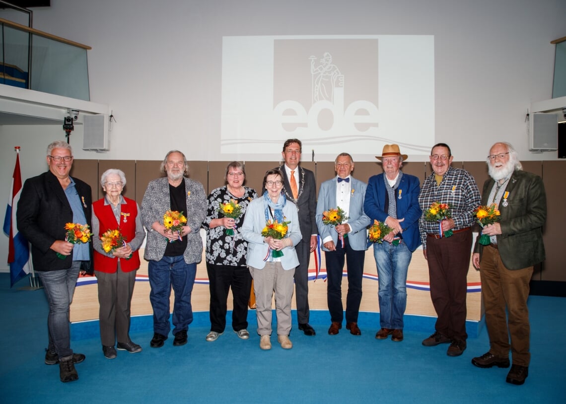 Op de foto 9 van de 29 genomineerden, met in het midden burgemeester René Verhulst en helemaal rechts Louis Fraanje - Foto: ©Casper Korver Fotografie & DesignFotograaf Ede