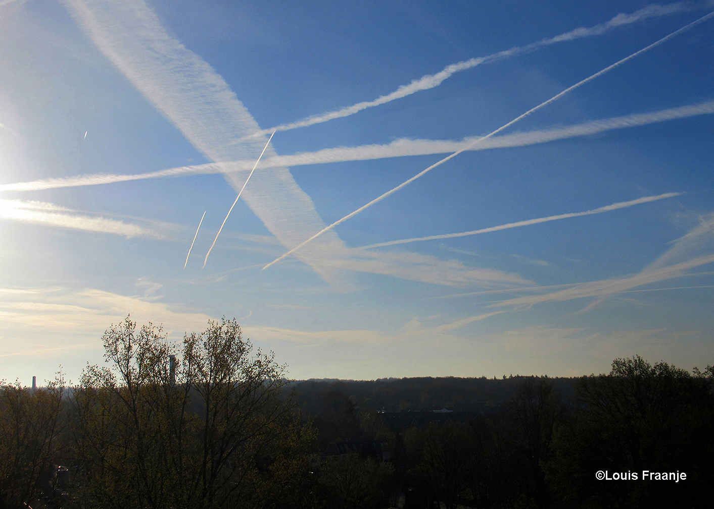 Geen mooie ochtendlucht, maar een hemel vol met vliegtuigstrepen - Foto: ©Louis Fraanje