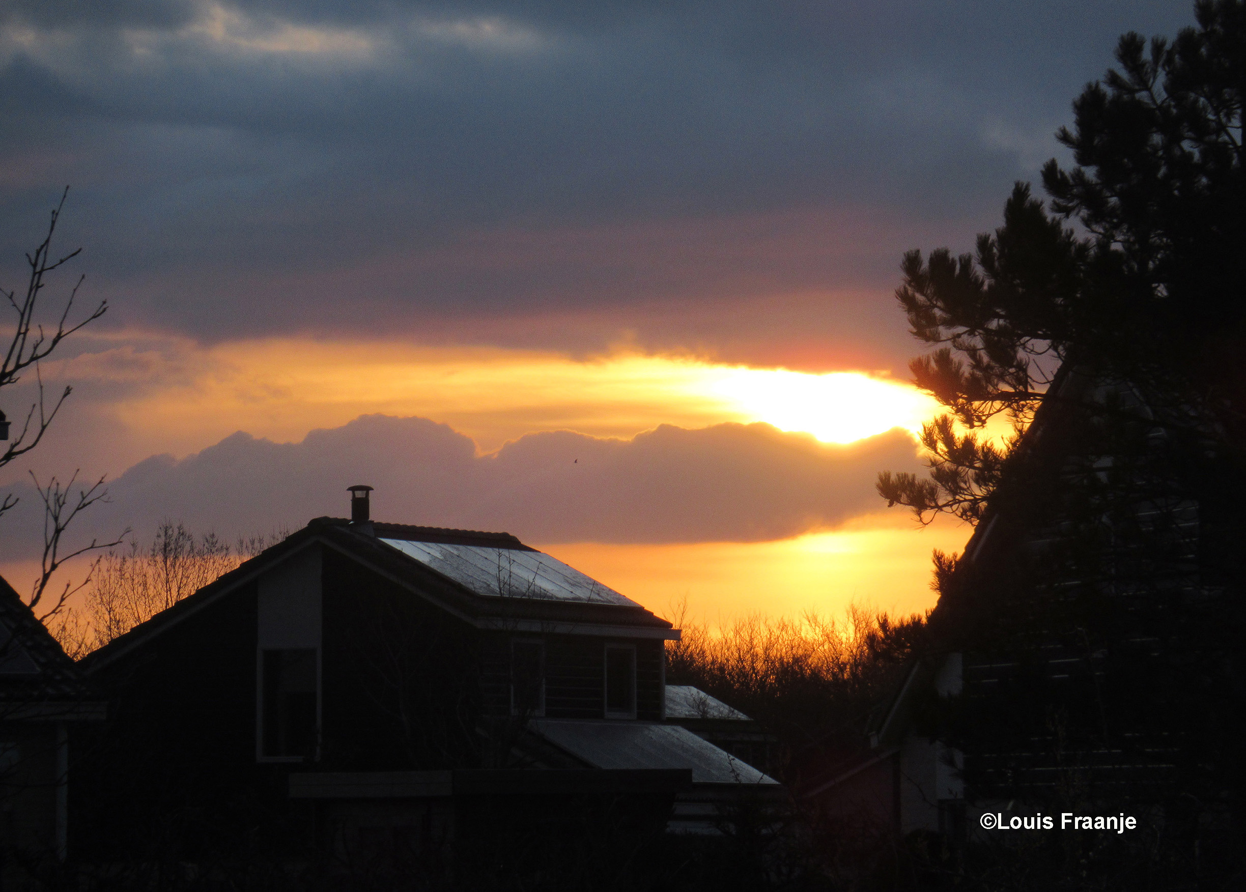 Daar kwam de zon om het hoekje kijken bij ons huisje op Texel - Foto: ©Louis Fraanje
