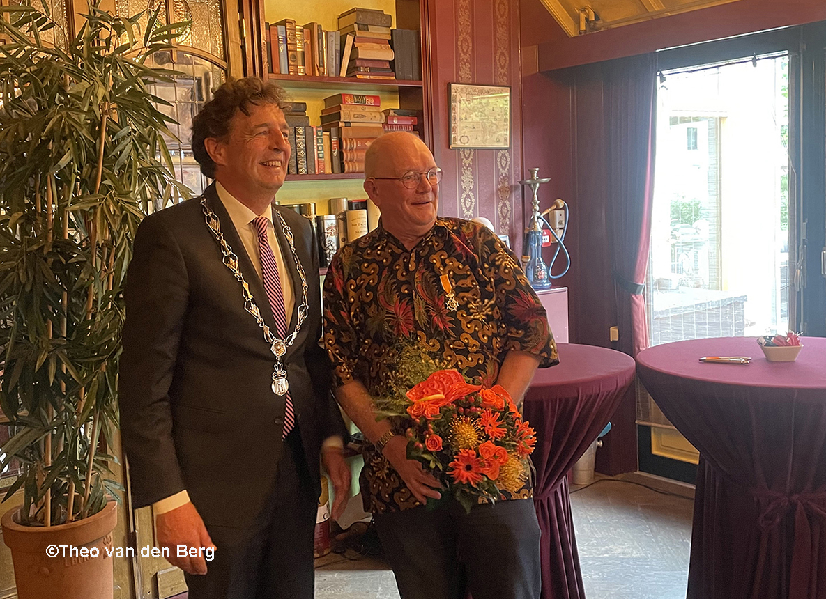 Van burgemeester René Verhulst kreeg Henk de Rooy een Koninklijke onderscheiding - Foto: ©Theo van den Berg
