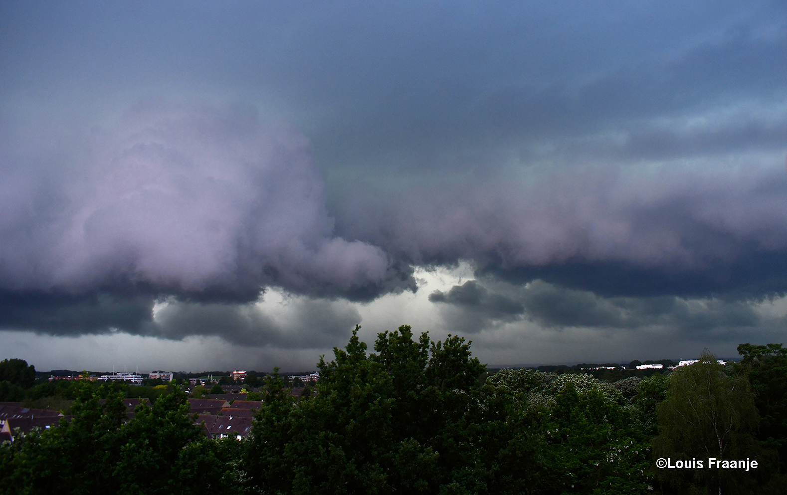 Onweerswolken barsten los boven Ede-Zuid... - Foto: ©Louis Fraanje
