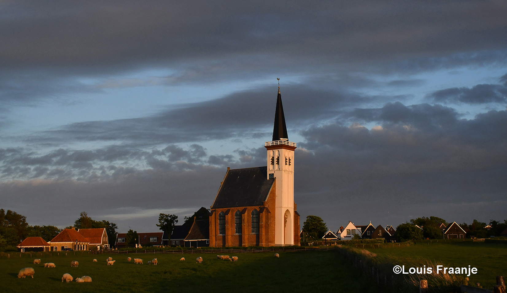 Het oude kerkje van Den Hoorn in het licht van de avondzon - Foto: ©Louis Fraanje