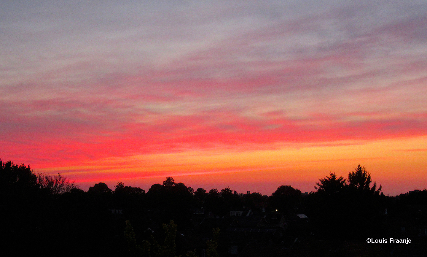  Avondrood kleurt de hemel - Foto: ©Louis Fraanje