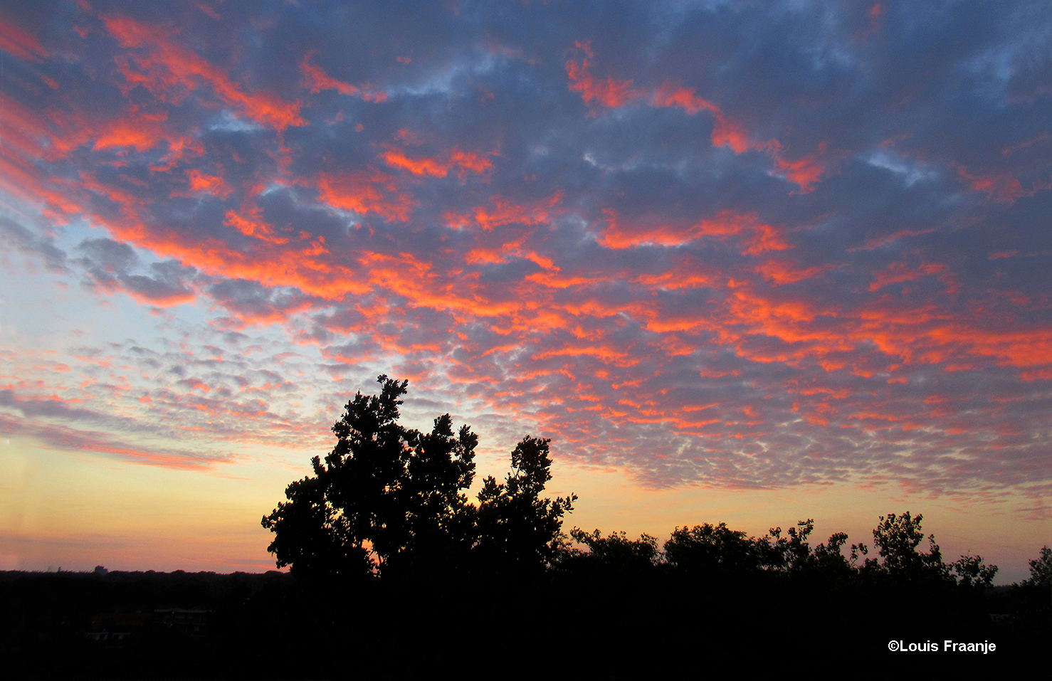 Kleurrijk schouwspel aan de ochtendhemel - Foto: ©Louis Fraanje