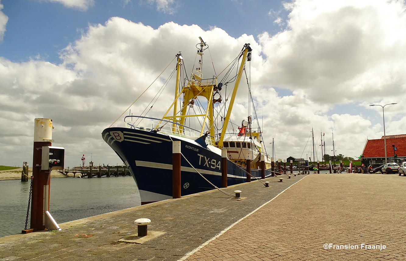 – In de haven van Oudeschild zien we de prachtige viskotter TX 94 AVONTUUR van Visserijbedrijf K. Boersen uit Oudeschild liggen, werkelijk een plaatje om te zien – Foto: ©Fransien Fraanje